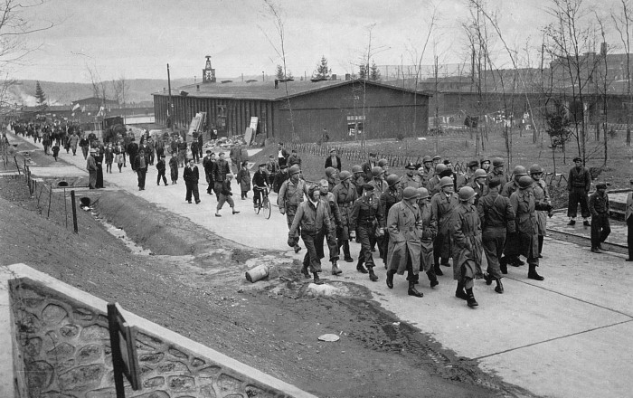 3-я бронетанковая дивизия осматривает территорию лагеря Дора, 1945 г. Фотография Эда Стратена, сделанная пятьдесят с лишним лет спустя с того же самого места.
